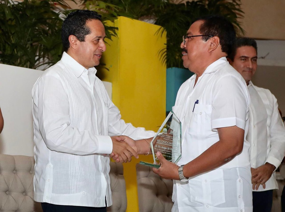 ComunicacionQR's tweet photo. #FOTOS El Gobernador @CarlosJoaquin encabeza el evento de conmemoración por el “Día del Médico” en #Chetumal. @SESA_QROO https://t.co/4FSsK5i2NK