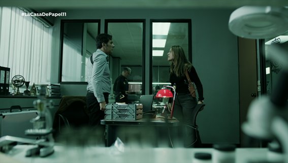 LaCasaDePapelTV's tweet photo. “Es el puto Chuck Norris con gafas”. Profesor, enséñanos tus técnicas ancestrales 🥋 https://t.co/H4tbDB4uof  #LaCasaDePapel11 https://t.co/BqoK99jtyp