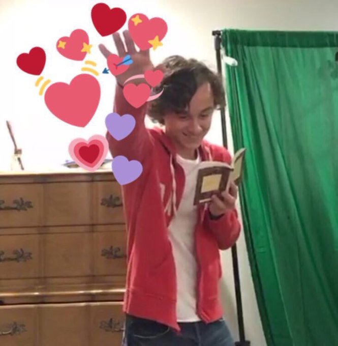 Aquí tirando razoneSDIGO corazones.

;; @ofstarsboy