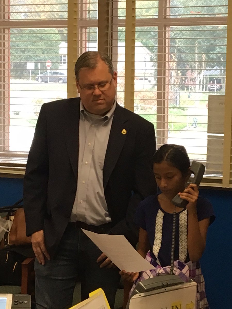 DiamondElem's tweet photo. Mayor Ashman &amp; Purani, 5th grade student &amp; Junior Mayor of Gaithersburg for making a morning announcement about a community service project. https://t.co/2la41lbOd0