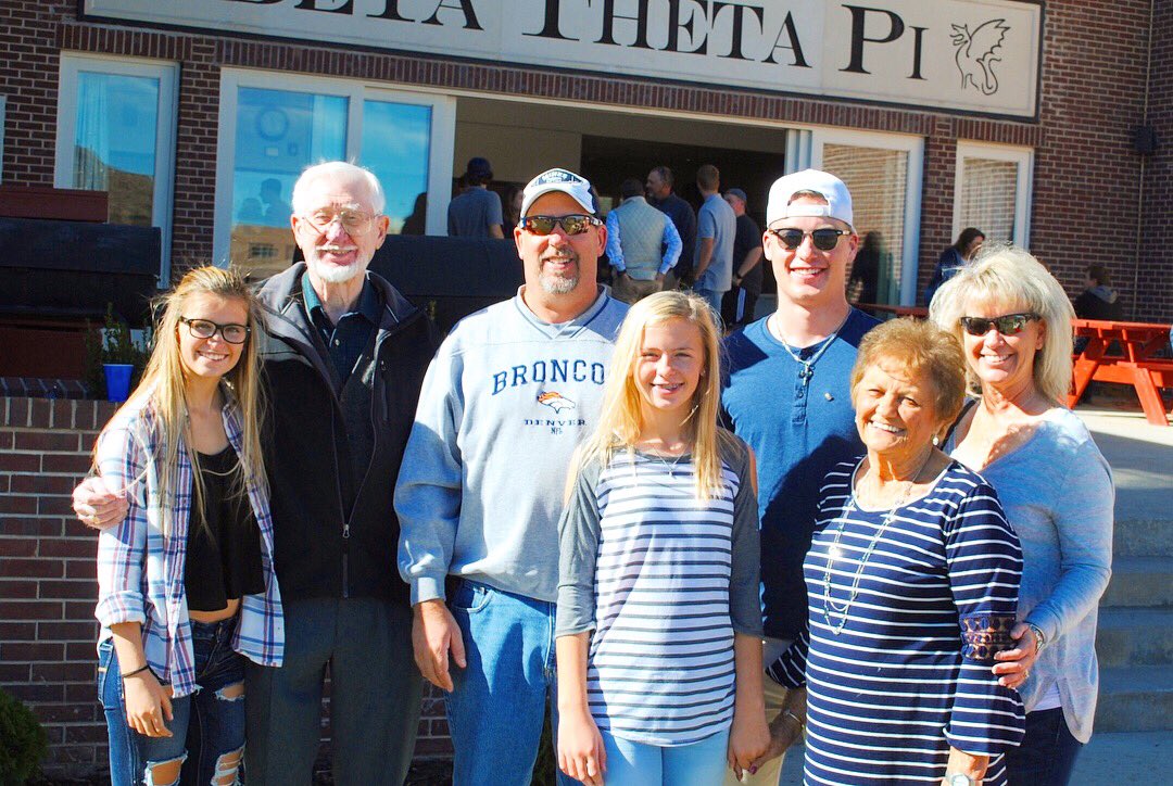 Beta_CSM's tweet photo. What a great time to have our families in town. Parents’ Weekend 2017 was a success! https://t.co/NlukYdmJ9O