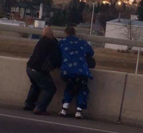 thestarcalgary's tweet photo. Pro wrestler @DBSmithjr says he used grappling skills to pull woman off ledge of bridge https://t.co/Ul3ayAVZVf https://t.co/opnqN75WUP