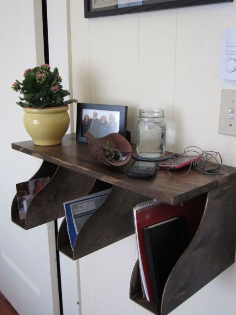 marcymckenna's tweet photo. Put three magazine holders underneath a floating shelf to create mail cubbies for your entryway! #SimplySolved #homesweethome https://t.co/4MQfP7Merd