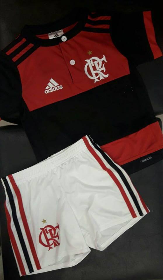 Uniforme de respeito para a torcida mirim representar o Mengão. Compre aqui: bit.ly/2ykOTbS