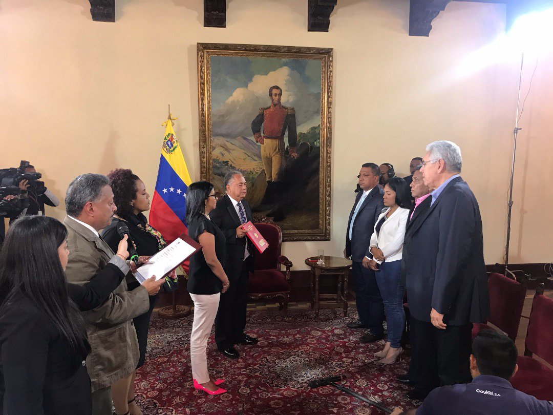 EfectoCocuyo's tweet photo. Los cuatro gobernadores adecos se juramentaron ante la ANC https://t.co/R5upbfHX9y https://t.co/PDUH3u1BMP