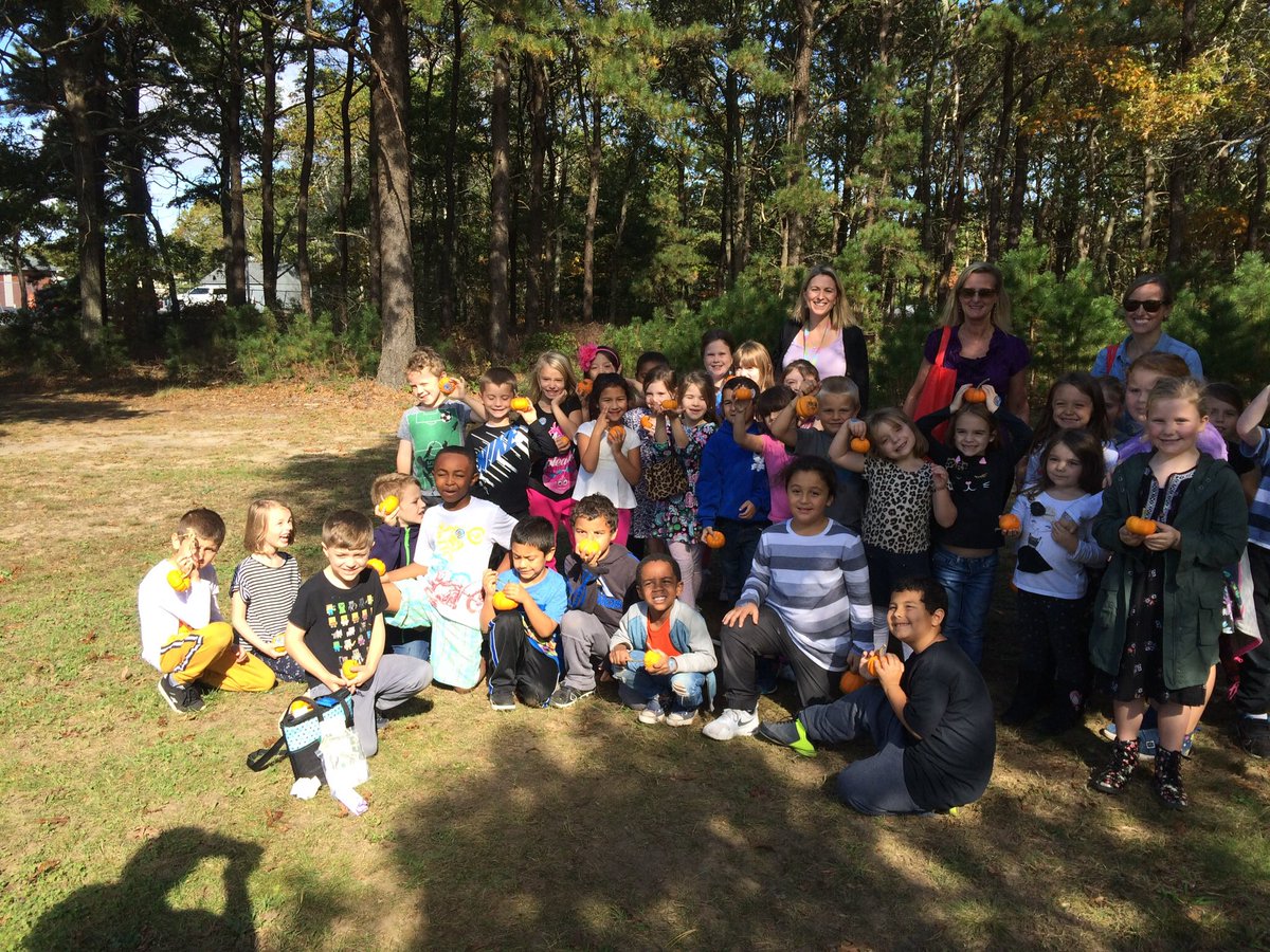 MacnallyJanet's tweet photo. Fun trip to the pumpkin patch and pumpkin games with Mrs. Souza’s class #Mashpee https://t.co/4CsUls84V7