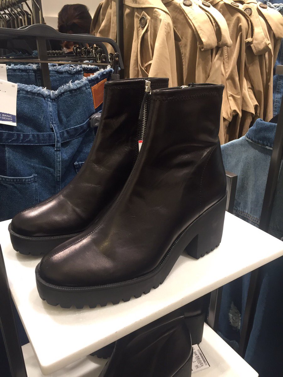 ミツコ Zaraで買ったこのショートブーツ まっったく足痛くならなくて なんなら全力で走れるほど安定感抜群で優秀 形も綺麗だし安いし 足首も細く見える