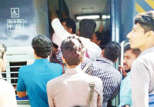 mathrubhumi's tweet photo. Passengers of 4 trains board Kannur-Mangalore Express; children suffer uneasiness https://t.co/Mrlll8lhe6 #OvercrowdedTrain https://t.co/XduSs5bMSR