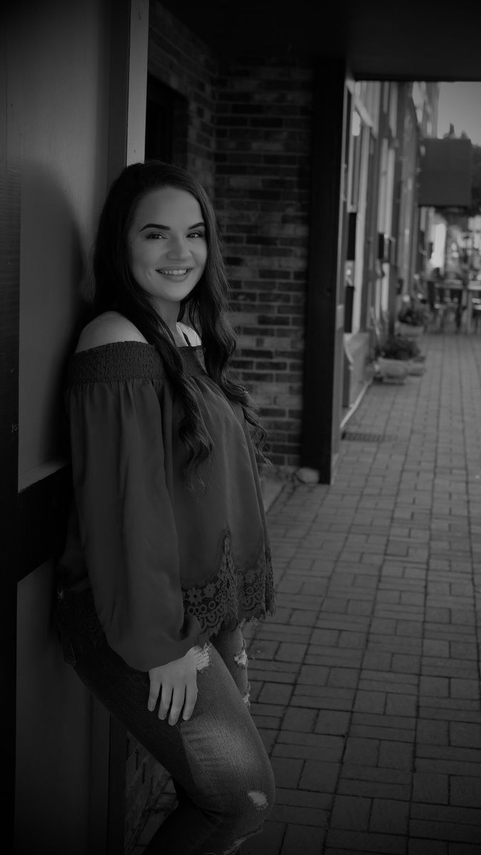 nicole_1159's tweet photo. some of my most recent SENIOR pics!! #gateway #senior18 #igniteddp https://t.co/uF58eqqXoh