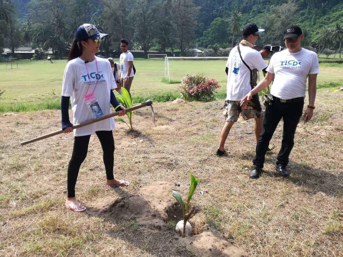 neyrashazeyra's tweet photo. For better planet earth in future! #CWcontest2017 #SayangMalaysia #citrawarnaKL2017 #TICD2017 #TiomanIsland https://t.co/mgp6yyyMlh