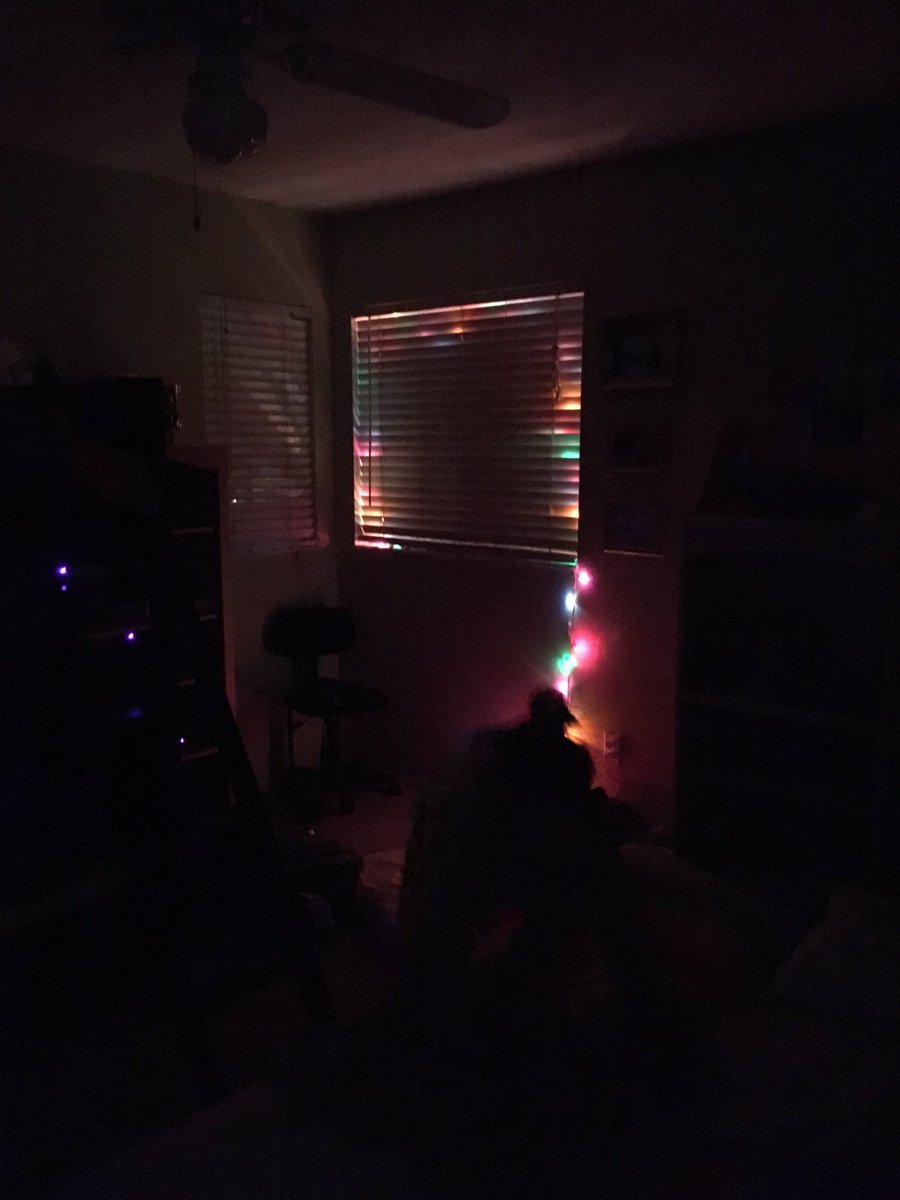 _daysofcaitlin's tweet photo. A weekend of friends and sleepovers is just what my soul needed. 🌌🎆🎄🍭💜✨#WeekendRoadTrips https://t.co/OuiBt3IjsN