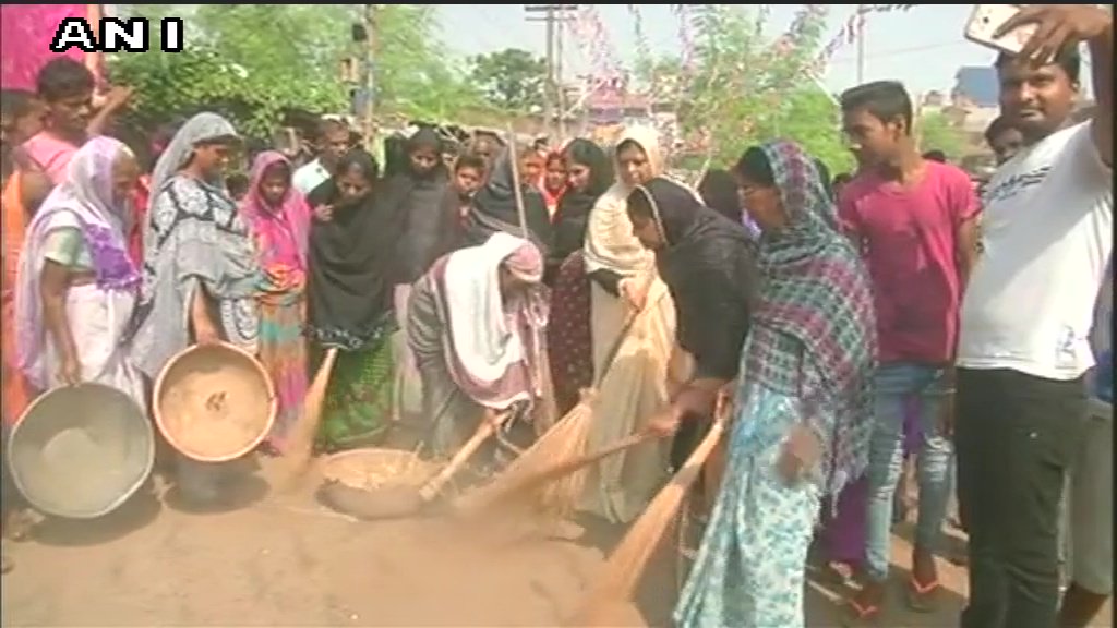 ANI's tweet photo. Patna: Muslim women undertook drive to clean roads leading to ghats near Ganga river and nearby areas ahead of #chhathpuja yesterday https://t.co/BKEhoTEsCf