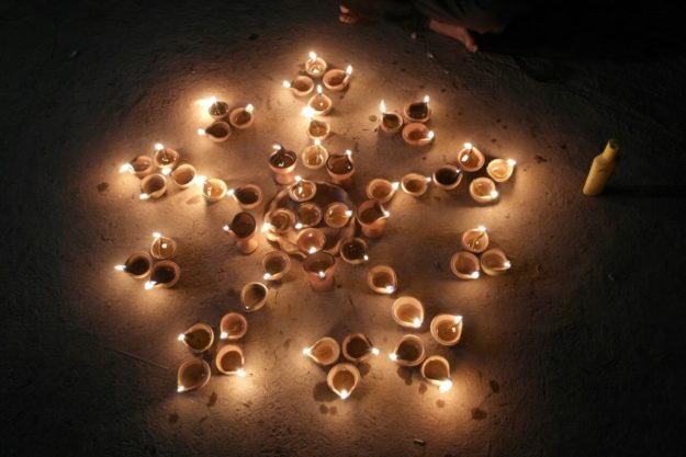 LifeStyle_DT's tweet photo. Celebrating #Diwali in #Cholistan - writes #DharminderBalach 
https://t.co/r2THf2yANR https://t.co/WMbIruAxQU