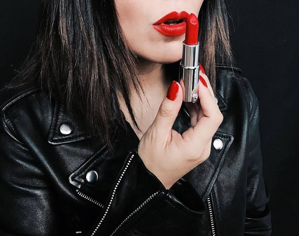dearmilano's tweet photo. #dearBeautyTips Bright red everything and leather jacket 😍❤️ 📸✨@maalevaldes https://t.co/9CkP6UBC1A https://t.co/1ICm8XQKYT