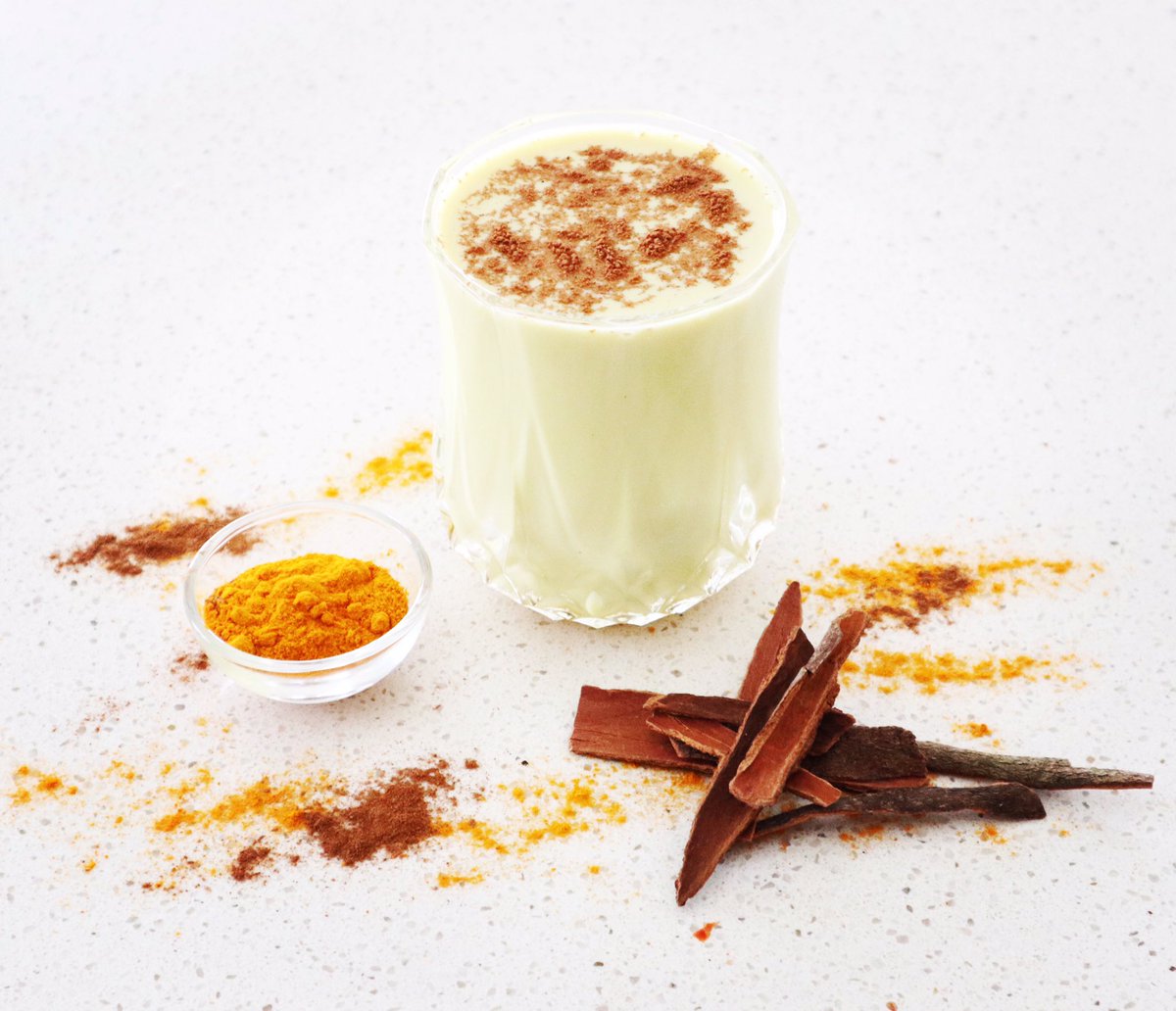 Turmeric &amp; cinnamon milk 🥛🌱 These two work wonders individually, imagine what they do together ?! 
#yoga #yogawithmallika #herbahealth