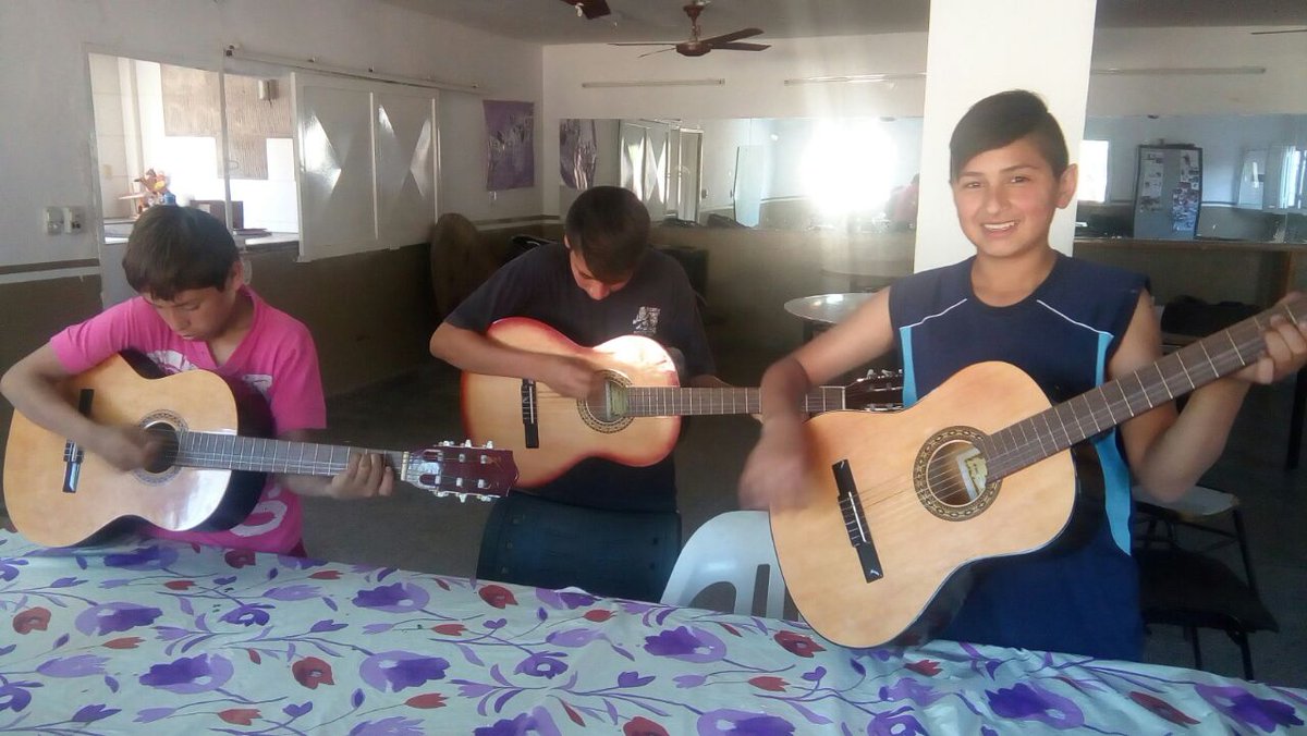 tolosamatias's tweet photo. En el Colmenar, taller de guitarra. La música también es #Prevencion. Estamos #Cerca. @gabiyedlin https://t.co/R8eOQDcEOf