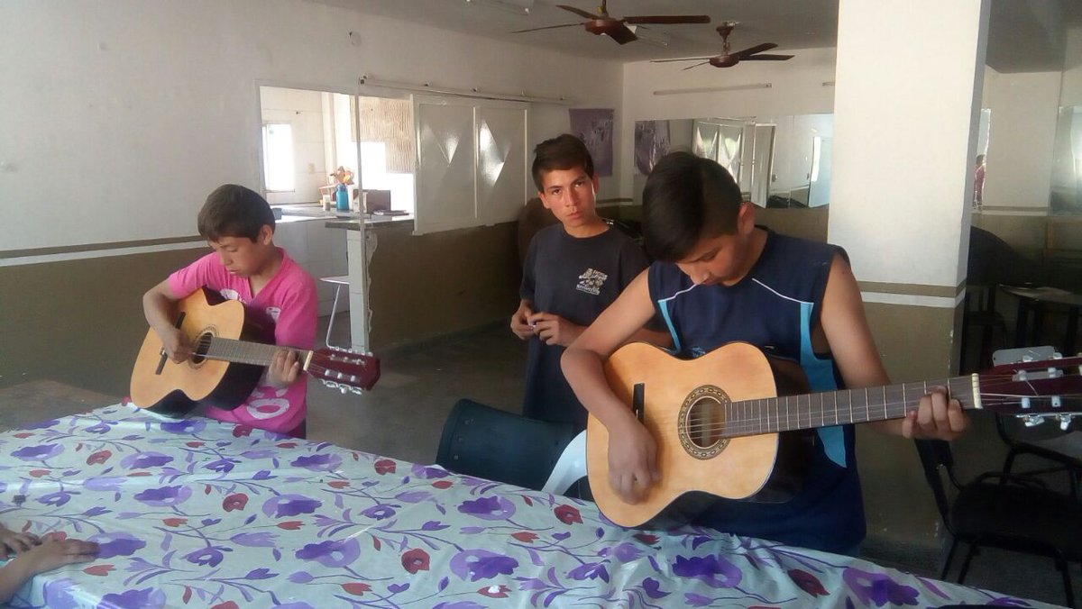 tolosamatias's tweet photo. En el Colmenar, taller de guitarra. La música también es #Prevencion. Estamos #Cerca. @gabiyedlin https://t.co/R8eOQDcEOf