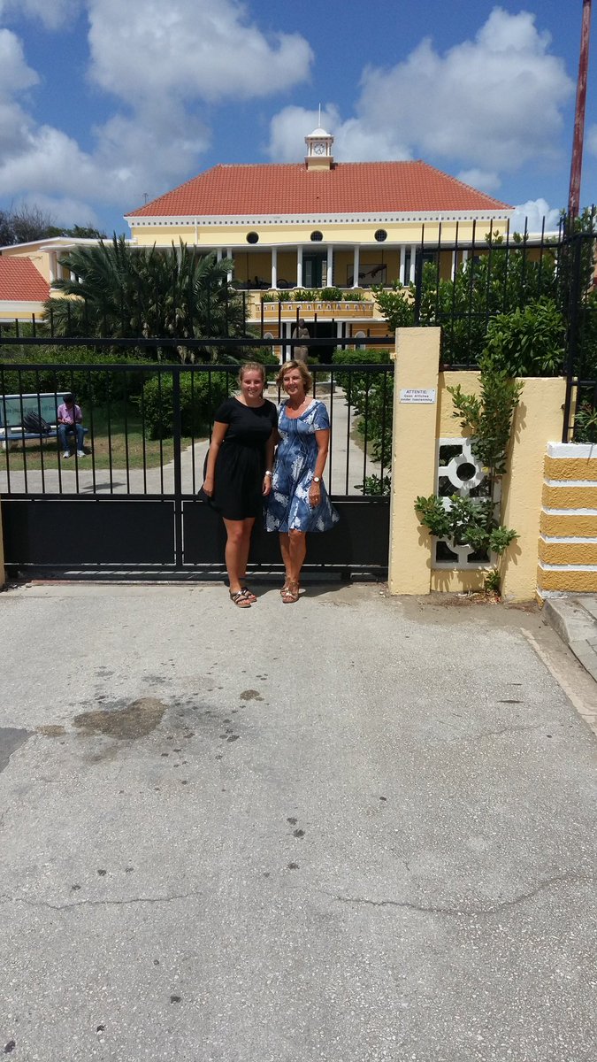 VirginieKlunder's tweet photo. Stagebezoek #Curaçao. Trots op @Marith_Beunk #rocvt #managementassistent https://t.co/WXFEKBpCBn