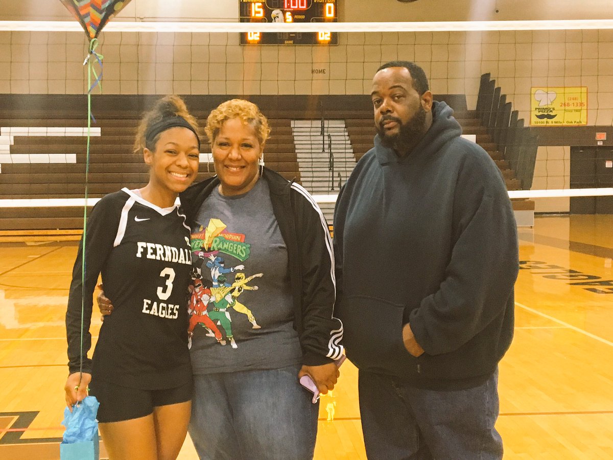 ferndalevb's tweet photo. Senior Night! 🏐💛👩🏽‍🎓 https://t.co/3RzgpNOqRO