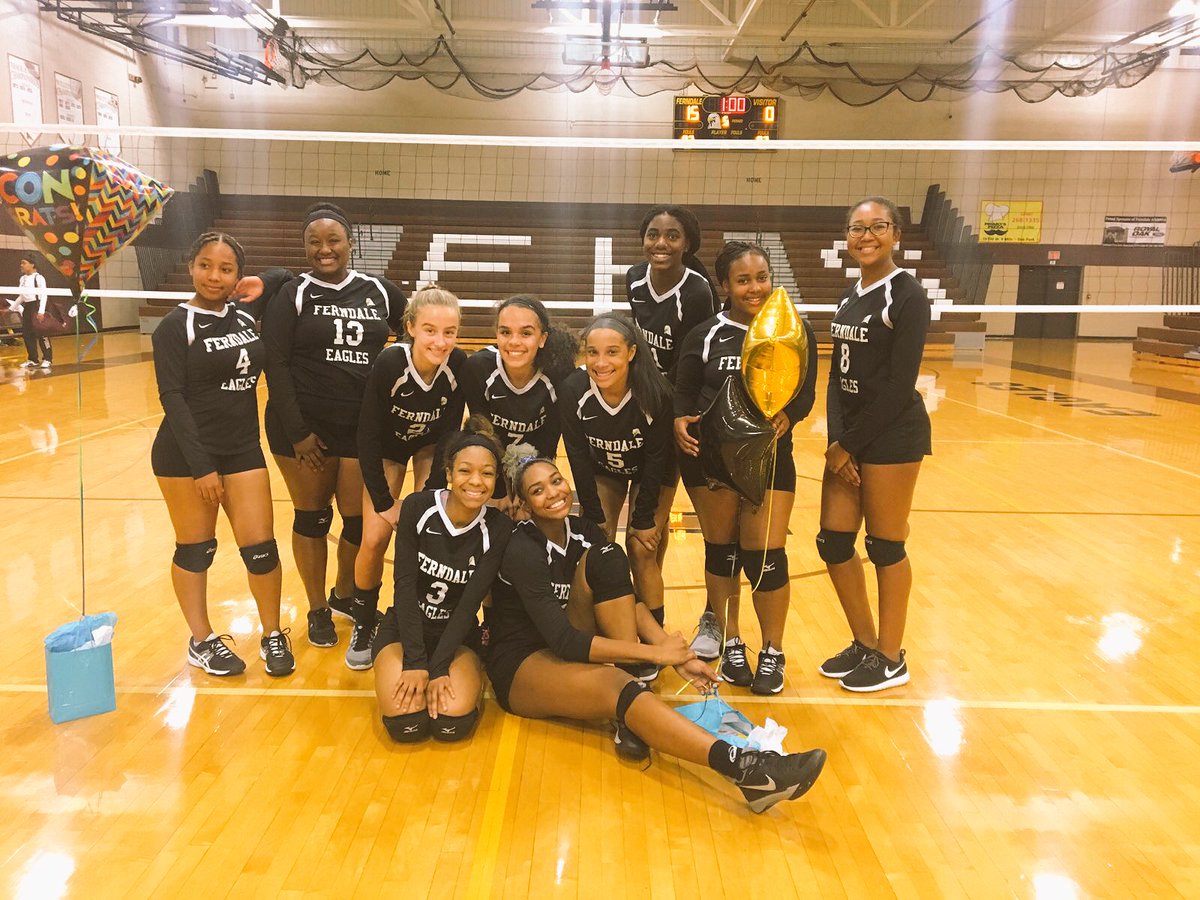 ferndalevb's tweet photo. Senior Night! 🏐💛👩🏽‍🎓 https://t.co/3RzgpNOqRO