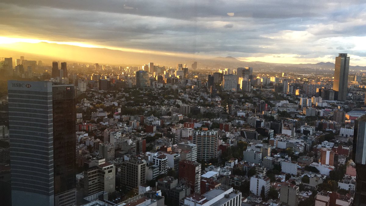 Así se pone la tarde del 23 de octubre en la CDMX. Dorada y gris.