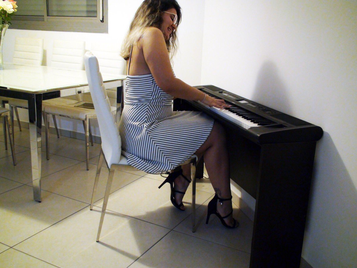 nofariiii's tweet photo. 🎹🎼🎹🎼
#piano #girl #music #love #song #woman #black #whote #keyboard https://t.co/Ibq1KvwNM7