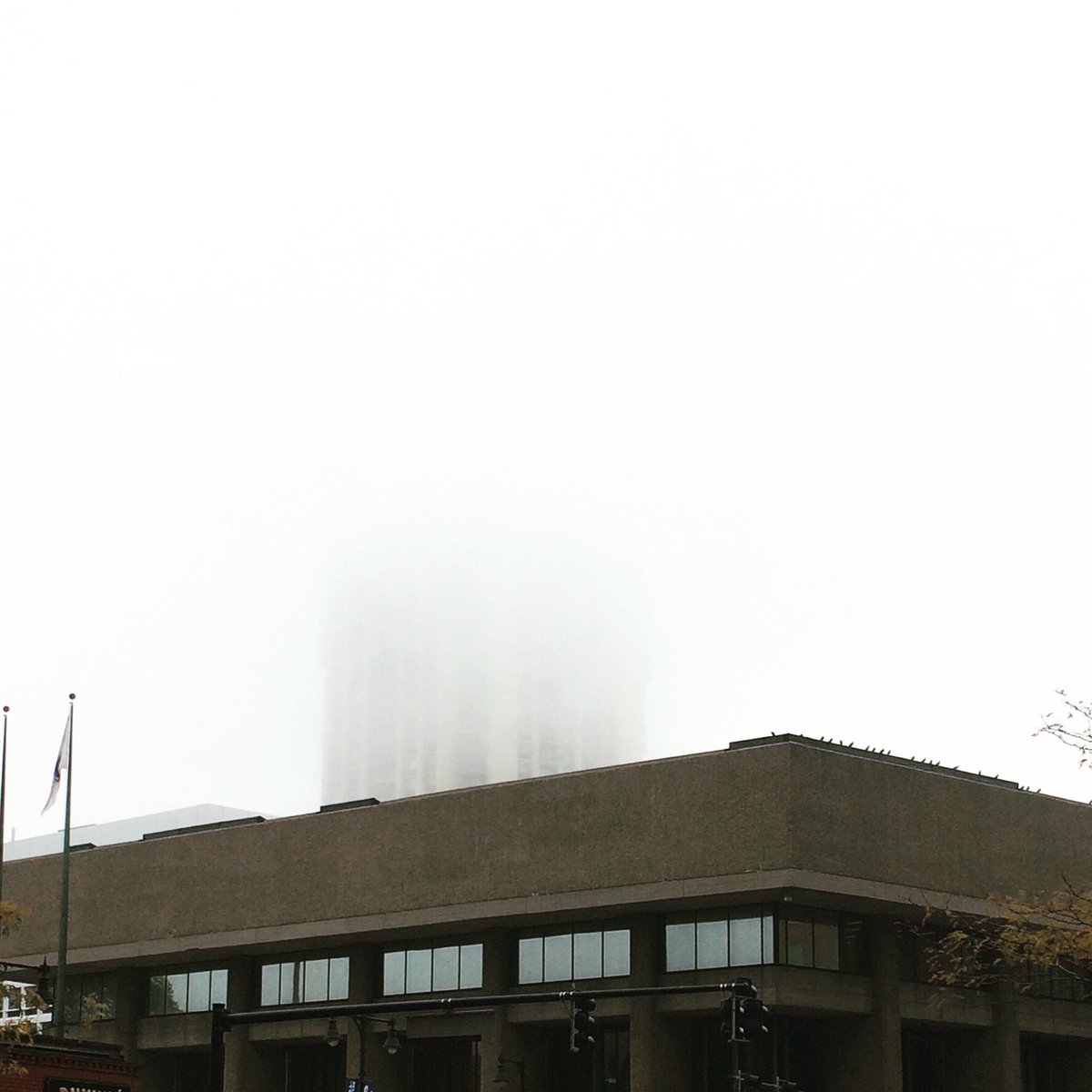 LiamSeward's tweet photo. Somewhere in the background there’s a high rise apartment building #bostonfog #FogGate #FogGate2017 #newenglandweather https://t.co/6KzqkaapHn