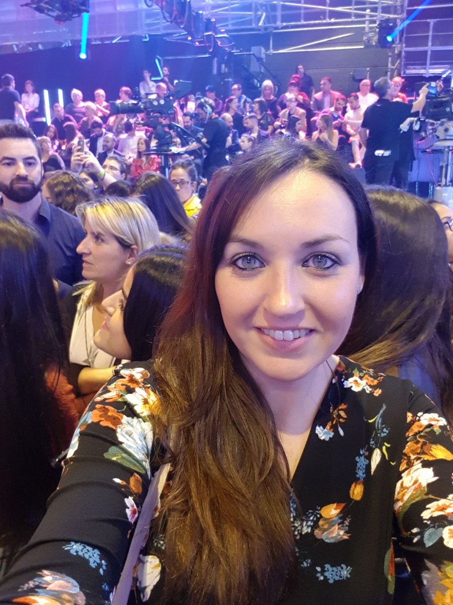 laieta_bo's tweet photo. Volvemos a las andadas! Recuerdos de adolescencia. Vamos de público a operación triunfo! #grannoche #friends #Galaot0 #operaciontriunfo2017 https://t.co/RSuE9moCHG
