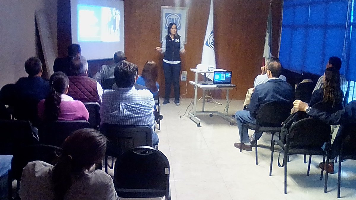 Paco_Fuentes's tweet photo. Dip.@AleGutierrez_mx charla con los amigos del @cdmgto @diputadospan #AleSíMeEscucha #Presupuesto2018 #Menosdeuda https://t.co/tCW6RnoX0z