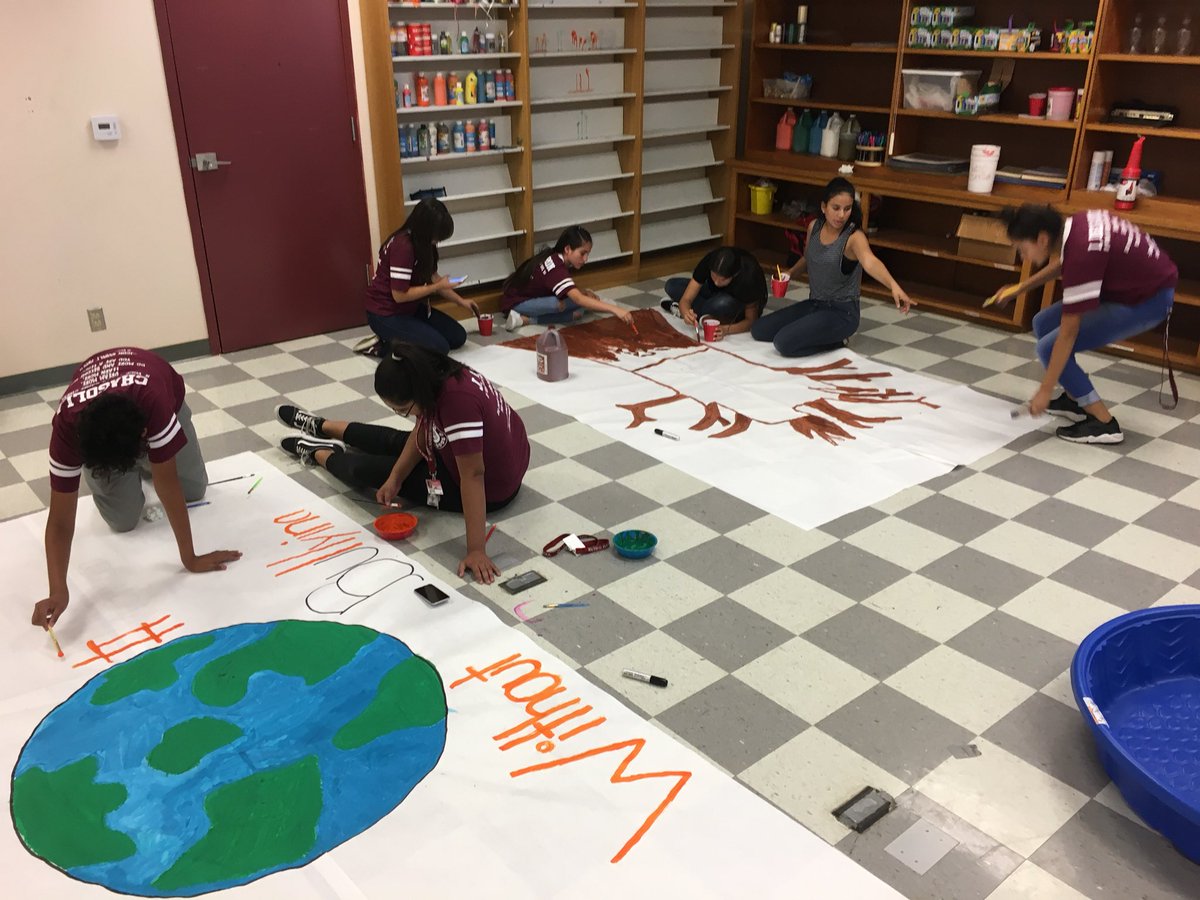llynwalton's tweet photo. @ROHMS_Bulldogs working after school getting ready for all our #Unity2K17 events! The world looks PAWESOME without bullying! https://t.co/qTqg81upAc