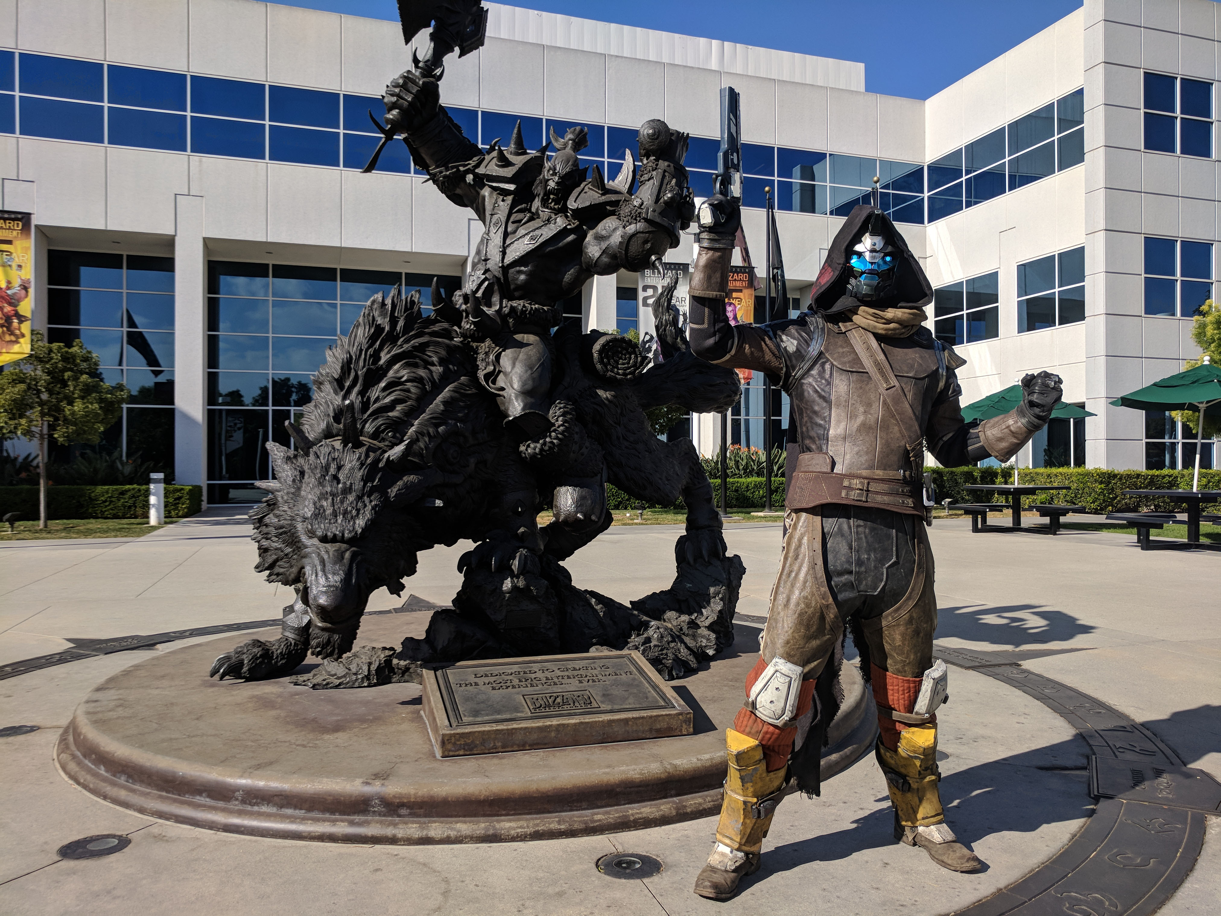 Офис близзард в сша. Статуя орка близзард. Штаб квартира близзард. Официальные фигурки близард вов. Можно близзард.