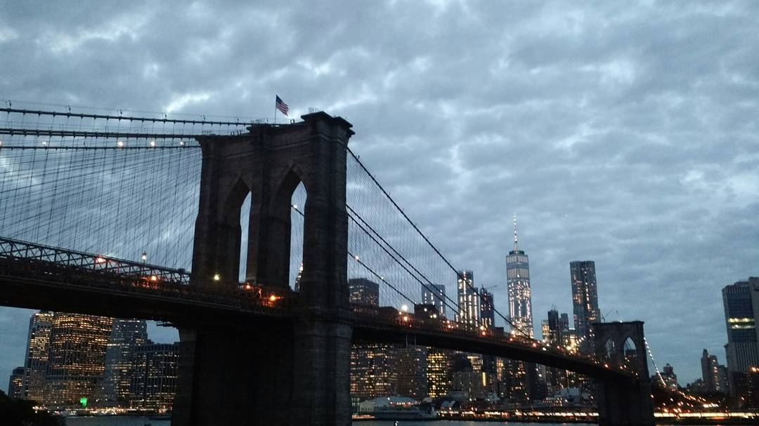 benngoodman's tweet photo. An amazing view from 55 Water St. roof during @FastCompany Innovation Festival. #FCFestival #happyhour #BrooklynBridge #FreedomTower #Dumbo https://t.co/r9mlYpyWPN