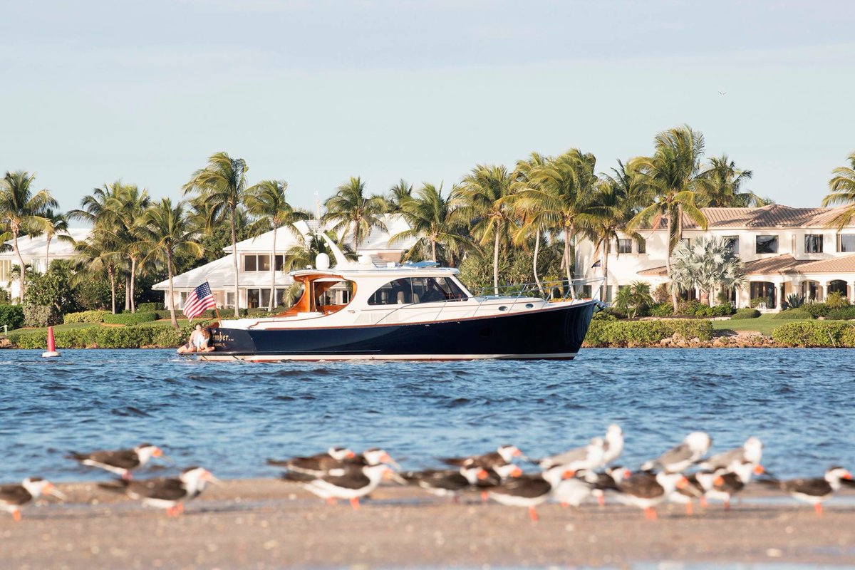 HinckleyYachts's tweet photo. The #Talaria43's disappearing glass offers seamless single level entertaining when open, and a spacious interior when closed. https://t.co/EB3lXzDIQe