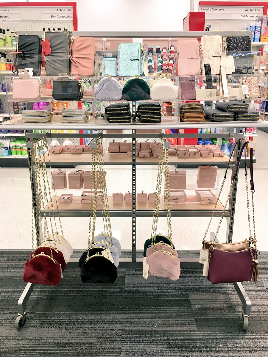 Specialty0927's tweet photo. Worked at the NEW Skokie Express Target today! Loved every minute! #target #visualmerchandising #greatlookingstore @JustinkalebMe https://t.co/ZznEy8vee6