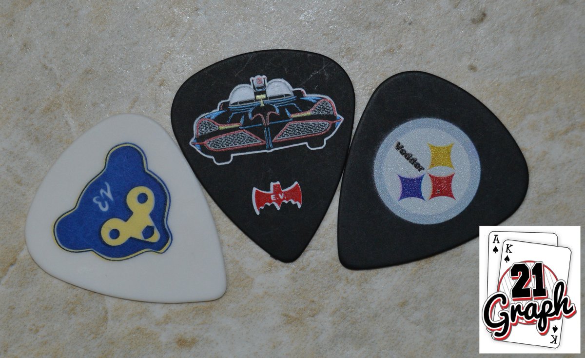 21Graph's tweet image. Thanks to rock legend Eddie Vedder for signing these 11x14s and these badass guitar picks. @PearlJam @Cubs @steelers #batman