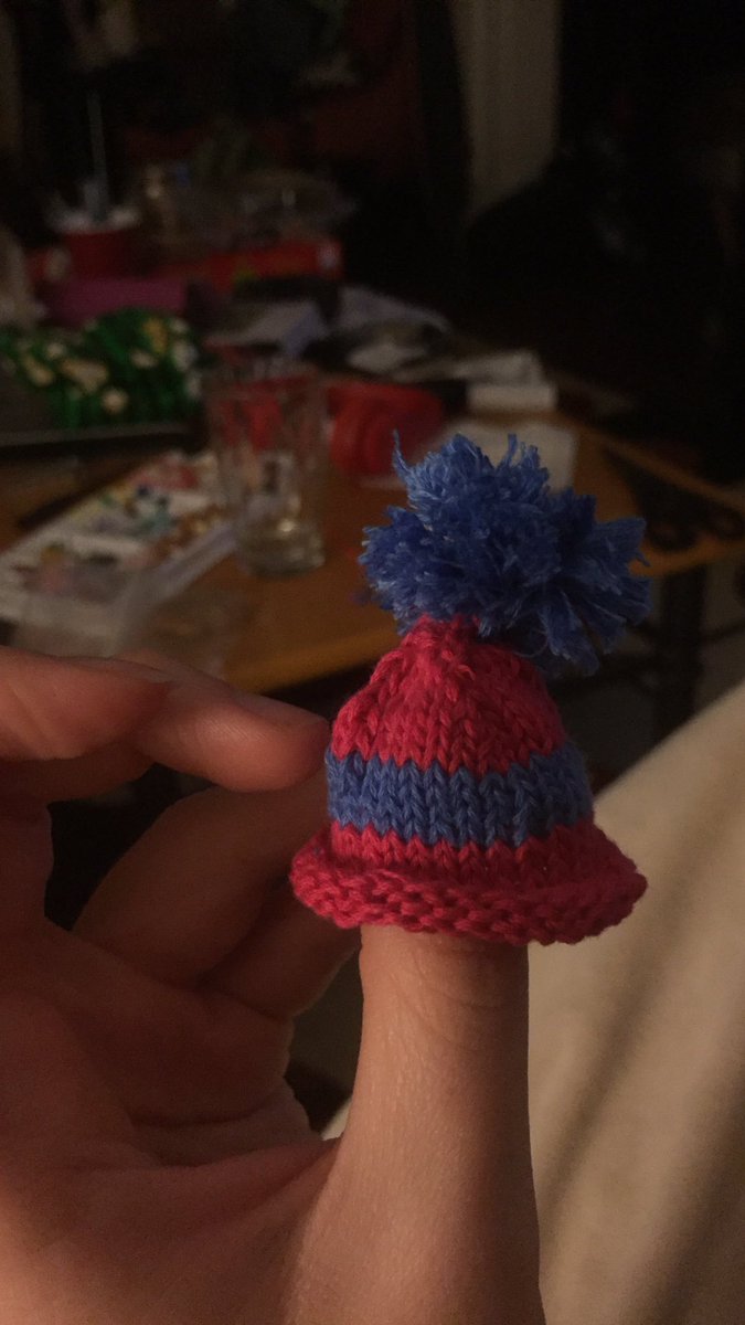 DarcLaFarse's tweet photo. Pompompompompompompom #tinyknitting https://t.co/twZHhEnK8m