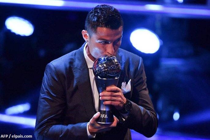 DSports's tweet photo. Cristiano ganó el Premio The Best con el 43% de los votos. Superó ampliamente a Messi, que obtuvo 19%. #FutbolEnDIRECTV https://t.co/30pryhaP3N