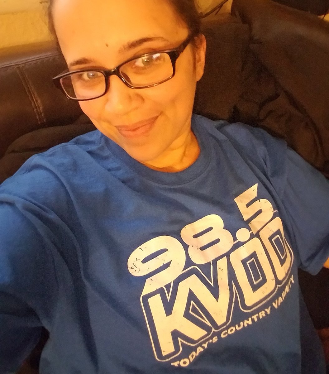 auntie6127's tweet photo. @CMchatLIVE @TenilleArts Sitting on my couch, excited cause for the 1st time in weeks I finished HW early enough to participate #CMchat #WhereWear https://t.co/fSdXDyrNoC