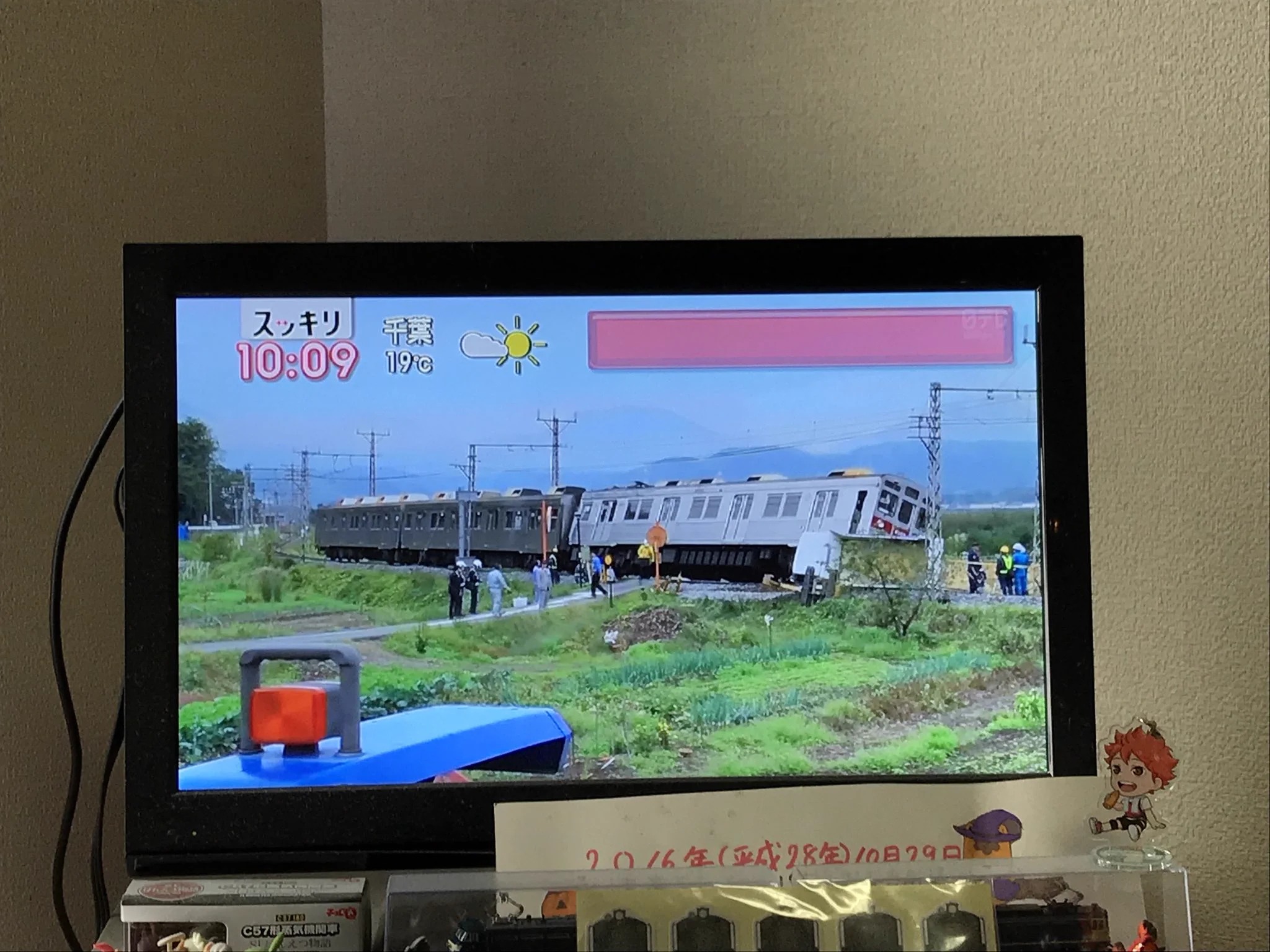 イナバ物置かな？100人乗りのトラックが電車と衝突する事故が起こるｗｗｗ