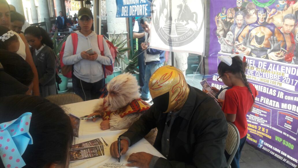 LuchaLibreSMA's tweet photo. @tinieblasalushe hoy en #SMA firmó autógrafos y fotografías 🤳#Promocion este sábado 28 octubre #ModuloComude venta 🎟️🎟️🎟️🤼💪 #LuchaLibreSMA 👌 https://t.co/rD1BApm9nS