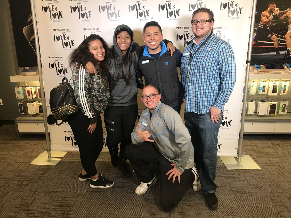 franklin_ATTASM's tweet photo. Amazing experience with @Fullscreen and @domoandcrissy today at our AT&amp;T Boulder store! #FullscreenMedia #RMRwins https://t.co/281M50M7l7