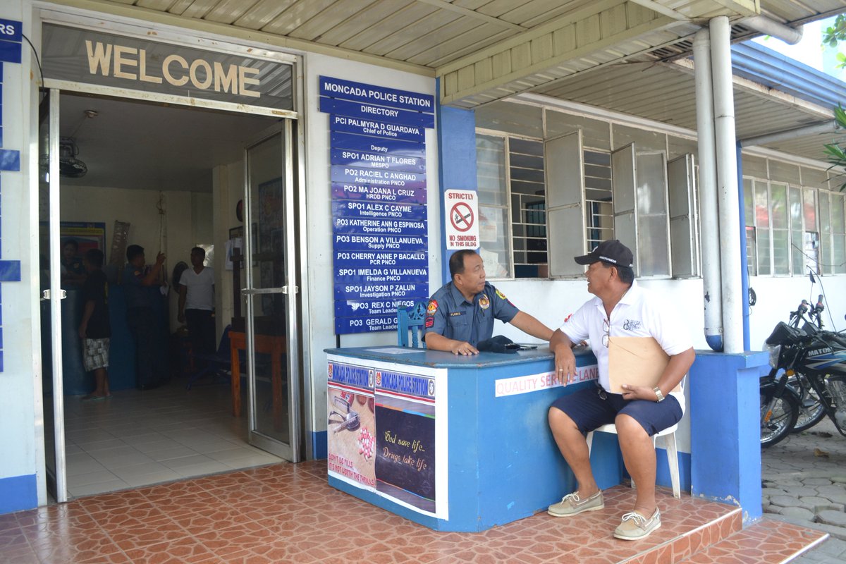 PulisMoncada's tweet photo. SPO1 Adrian Flores while attending to the clientele of this office at Moncada PS, Monacada, Tarlac on October 24, 2017. #QualityServiceLane https://t.co/XDi3zKlP9o