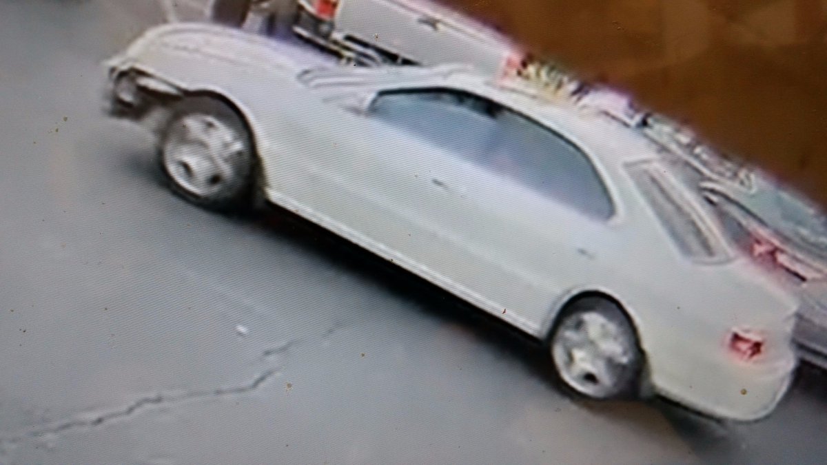 HeatherHolmesTV's tweet image. #UPDATE: #Vallejo police release surveillance pics of car suspected in hit &amp;amp; run that badly injured 2 kids in a stroller on Turner Parkway.