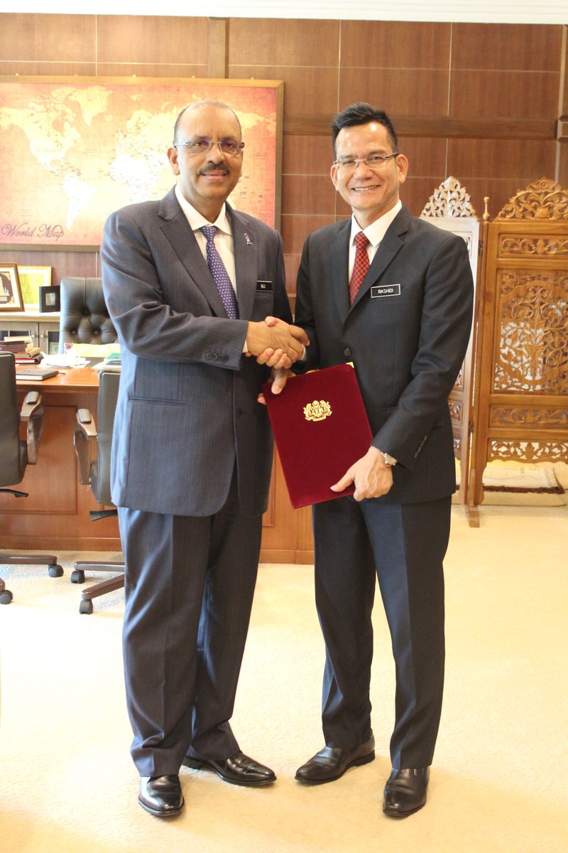 DrAliHamsa's tweet photo. Tahniah kpd YBhg Datuk Rashidi Hasbullah yg dilantik sbg. KSU Kementerian Pelancongan dan Kebudayaan berkuatkuasa 25 Oktober 2017. https://t.co/dFHsCIilfg