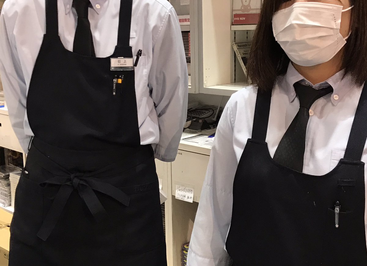 SHIBUYA_T_MUSIC's tweet image. 【#欅坂46 その②】
「風に吹かれても」発売を記念して当店ではパネル＆吊りフラッグを展示中✨
目が幸せ………♡
スタッフも気合を入れて欅ちゃんとお揃いで黒ネクタイ着用してお待ちしております😎✨
#風に吹かれても