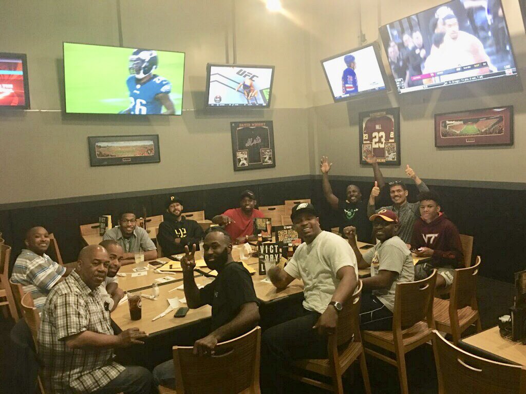 torchbearermin's tweet photo. Torchbearer Ministry Men’s Fellowship. Redskins vs Eagles game at Buffalo Wild Wings 🏈 #RealMenServe https://t.co/iv35WajPag