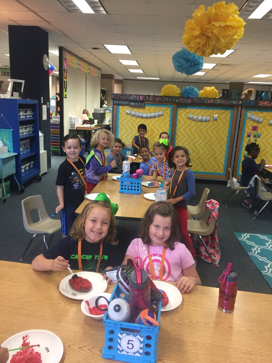 mrsevansHES's tweet photo. @MathCoachCorner Part 1 of this month’s How Full is Your Bucket challenge...more pictures to come #KMChallengeOct #HESkindminds https://t.co/twQZeiX8TH
