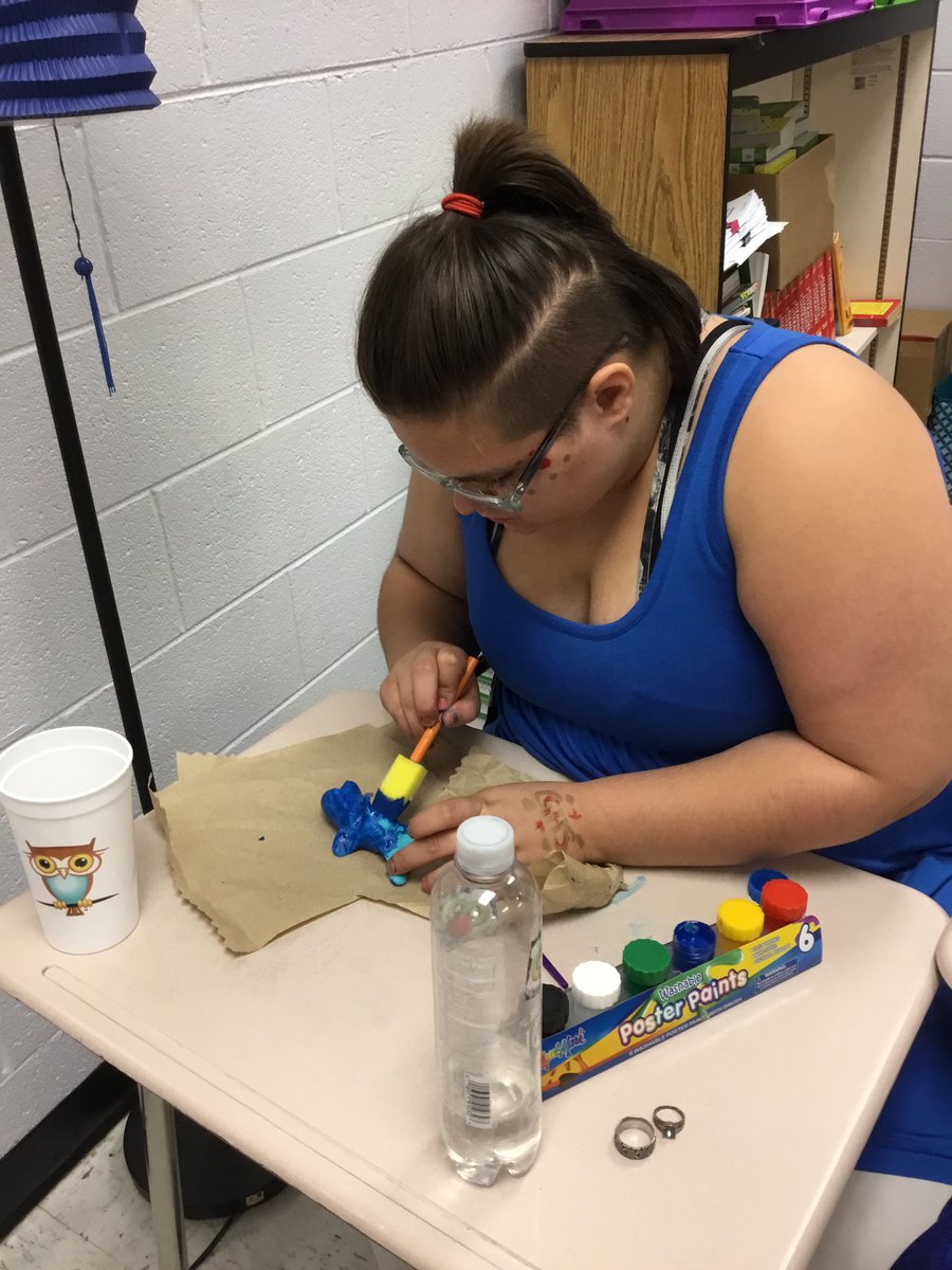 MrsFergusonGMS's tweet photo. Our students are using their creative sides to build zoo exhibits. I cannot wait to see the finished products on Wednesday! #BellyUp #ECCHO https://t.co/vLlk3LODpw