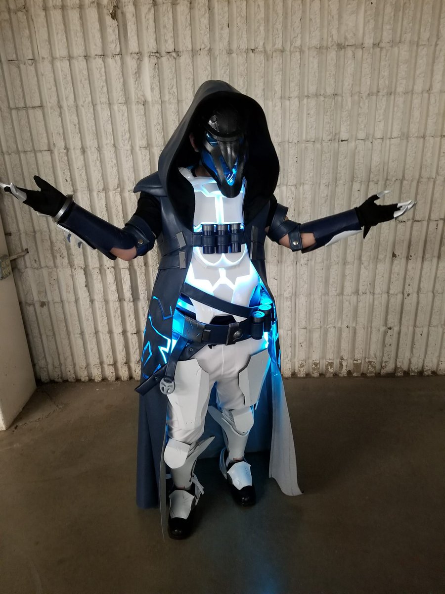 incognhito_'s tweet photo. I am Overwatch trash ever since I played a ton to get loot boxes to get this skin from the Winter event @PlayOverwatch #DreamhackDenver https://t.co/STKyVzBdez