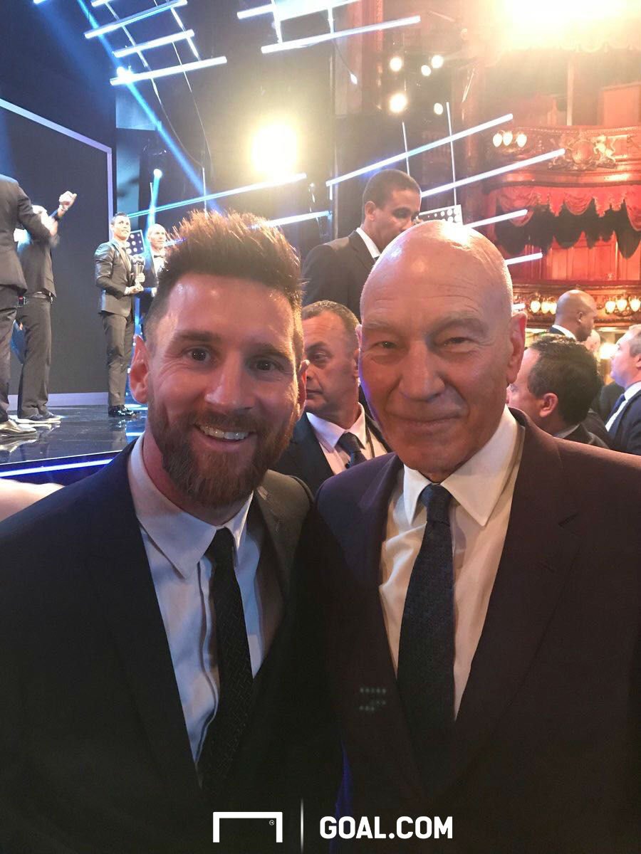 Goal_en_espanol's tweet photo. El Profesor X reclutando al último mutante que le falta para los #XMen: #LeoMessi 😎 https://t.co/vDTL2tXdA0